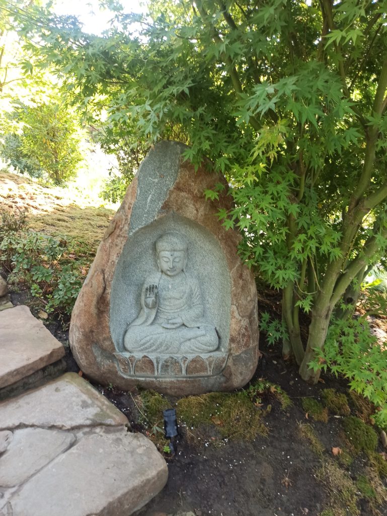 Японский сад . Статуя Будды. Парк Краснодар.